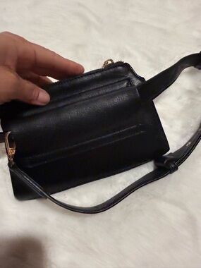 Classic Black Leather Crossbody Bag - Unbranded